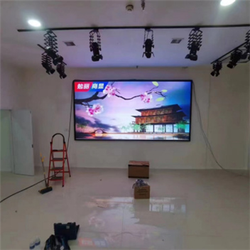 遼寧省鞍山市某新媒體公司 | 全彩LED，P2.5，顯示屏。安裝方式采用鋼結(jié)構(gòu)包邊。